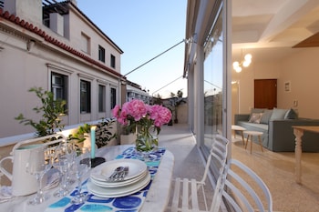 Live In Athens, Plaka Suites